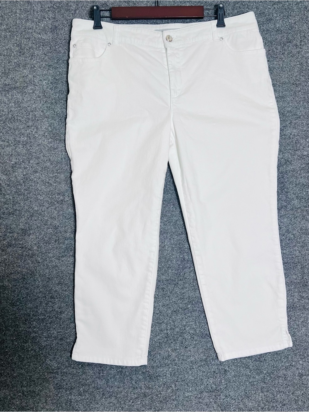 Chico’s Platinum Denim 2.5 14/16 White Rhinestone Cropped Jeans Ultimate Fit
